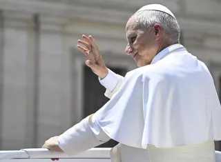 El pontífice estadounidense, ante los fieles que le escuchaban en la plaza de San Pedro a pesar del intenso calor que azota Roma, rogó por el "eterno descanso de los fallecidos" en los sismos. Foto. EFE 