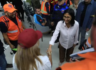 La presidenta Delcy Rodríguez saluda al grupo de panameños. 