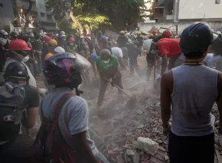 Hay 2.624 rescatistas en el país suramericano con 137 perros, 49 vehículos de apoyo y 84,8 toneladas de equipamiento, medicamentos e insumos quirúrgicos. Foto. EFE