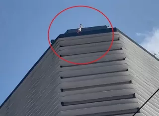La fuerte briosa amenazaba con lanzar la estructura a la calzada. 