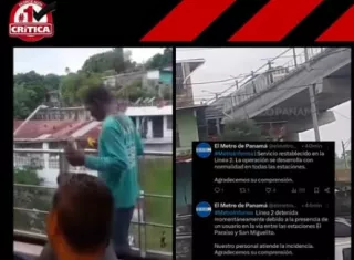 El hombre se paseó tranquilamente mientras que las estaciones taqueadas de personas. 