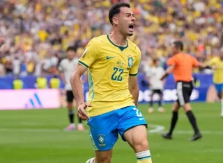 Gabriel Martinelli luego de anotar el gol que le dio el triunfo a Brasil. 