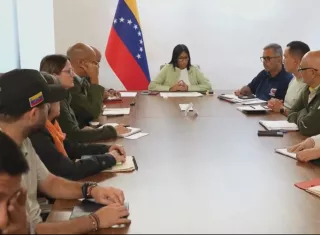 Delcy Rodríguez, dijo que también están en reuniones con expertos y organismos internacionales que están brindando opciones de soluciones habitacionales inmediatas. Foto. EFE