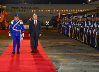 El presidente de Chile, José Antonio Kast (c), a su llegada a Luque (Paraguay), para asistir a la cumbre de presidentes del Mercosur. Foto. EFE