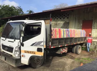 A los damnificados le donaron colchones, agua embotellada entre otros artículos. Foto. Cortesía