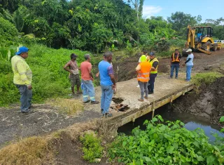Como parte de las primeras acciones ejecutadas en la zona, las cuadrillas realizaron mejoras en el cauce de la quebrada. Foto. Cortesía
