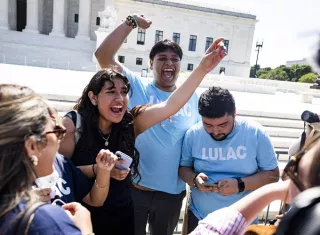 Simpatizantes de partidarios de la ciudadanía por nacimiento celebran después de que la Corte Suprema de Estados Unidos rechazara la orden ejecutiva del presidente estadounidense Donald Trump que intentaba revertir ese derecho en Washington. Foto. EFE