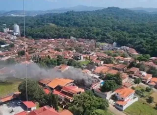Humo negro salía de la estructura cerrada, mientras dentro las llamas ardían sin control.  /  Foto: TraficoCpanama