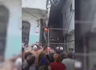 Los vecinos estaban desesperados, porque las llamas se podían ver saliendo por la ventana.  /  Captura de video