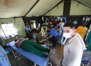 Los heridos reciben atención en hospitales de campaña. Foto. EFE