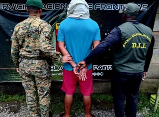 El hombre fue puesto a disposición del Servicio Nacional de Migración. 