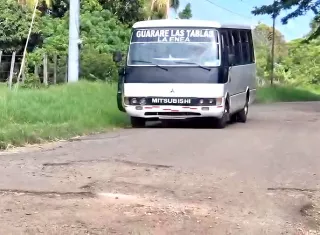 Los residentes de La Enea destacan que las calles internas no aguante un parcheo más. Foto. Thays Domínguez