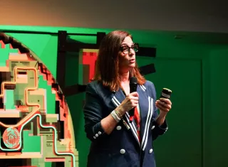 a experta española Ofelia Tejerina, abogada, Máster en Derecho Informático y doctora en Derecho Constitucional por la Universidad Complutense de Madrid (UCM), además de autora del libro Seguridad del Estado y Privacidad.