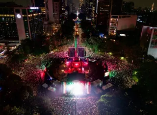 Aficionados de México celebraron el triunfo ante Ecuador en el Ángel de la Independencia. Foto. EFE