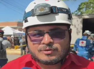 Hernán Gil está siendo hidratado y el equipo de rescate está en constante comunicación con él, pasándole también medicación. EFE