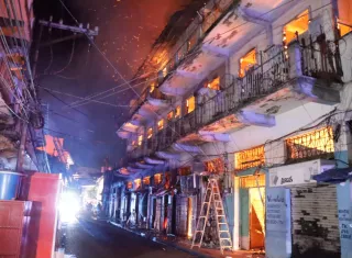 ¡El Infierno! Bomberos luchan para controlar las llamas en El Casco