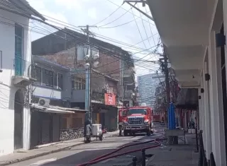 Miembros del benemérito Cuerpo de Bomberos sse mantienen en el lugar. 
