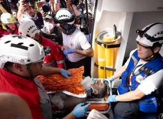 El rescate de Hernán Gil comenzó a las 10:00 de la mañana hora local del lunes y desde entonces un grupo de 100 rescatistas, entre ellos chilenos, estadounidenses, portugueses, costarricenses y salvadoreños, estuvo en constante comunicación con él, hidratándolo y pasándole medicación. Foto. EFE