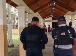Agentes de la Policía Nacional se trasladaron al colegio para iniciar las investigaciones preliminares.