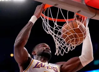 Deandre Ayton ahora jugará con su cuarto equipo en la NBA. 