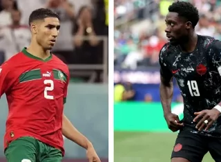 Achraf Hakimi (izq.), de Marruecos y Alphonso Davies, de Canadá. 