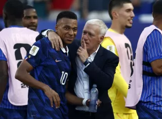 El seleccionador francés, Didier Deschamps, calma a Kylian Mbappé tras culminar el partido frente a Paraguay. /Foto: EFE