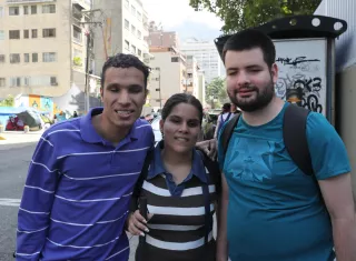 Álvaro (i), Alejandra y Abdiel (d) posan durante una entrevista con EFE este sábado en Caracas (Venezuela). /Foto: EF