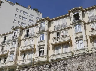 La policía registró Mónaco y zonas cercanas de Francia en busca de un sospechoso visto dejando una bolsa o paquete en el vestíbulo del edificio. (Francia). Foto. EFE
