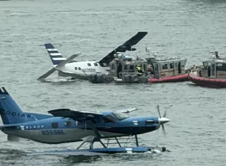 "El piloto de un hidroavión Kodiak 100 hizo un aterrizaje forzoso hoy en el East River, cerca de Brooklyn, Nueva York, sobre el mediodía hora local, haciendo que se partiera el puntal de un ala", indicó la Administración Federal de Aviación". Foto. @fl360aero