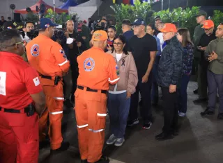 ¡Son héroes! Condecoran a grupos de rescatistas panameños 
