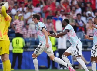Hans Vanaken, de Bélgica, celebra su gol tras un error del portero estadounidense Matt Freese.