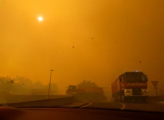 El incendio mantiene movilizados a unos 800 bomberos y que las condiciones meteorológicas continúan dificultando las labores de extinción. Foto. EFE