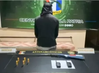 Decomisan escopeta y radios a un hombre en Río Chico; fue retenido