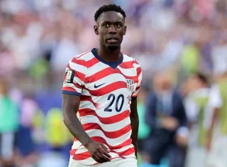 El jugador de la selección de Estados Unidos, Folarin Balogun, fue sancionado con una tarjeta roja por una entrada peligrosa durante el juego contra el equipo de Bosnia Herzegovina. Foto. EFE
