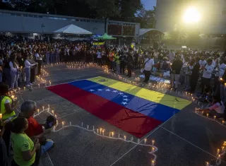 Un grupo de personas participa en una vigilia en honor las victimas de los terremotos este domingo, en Caracas (Venezuela). Foto. EFE