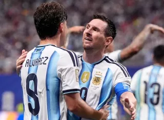 Lionel Messi (der.) logró empatar el encuentro en el segundo tiempo. Foto: EFE