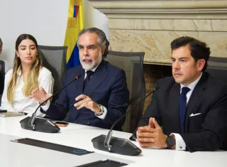 Última reunión entre el ministro saliente, Armando Benedetti (c), junto a su sucesor designado, Rodrigo Lara Restrepo (d) para el proceso de transición. Foto. EFE