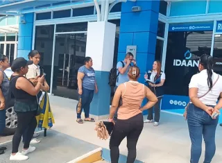 Los residentes aseguran que la emergencia se ha prolongado durante demasiado tiempo y que las soluciones temporales no resuelven las necesidades de una población que continúa creciendo. Foto. Melquíades Vásquez