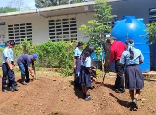 Tanto docentes como los estudiantes recibieron información indispensable para fortalecer la agricultura sostenible. Foto. Cortesía