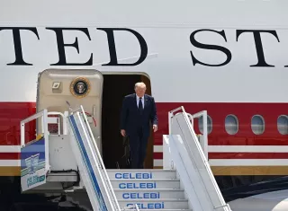 El Pentágono sostiene que la remodelación de ese aparato tuvo un costo de cuatrocientos millones de dólares, muy por debajo de los $5,600 millones estimados para los dos aviones que prepara Boeing.