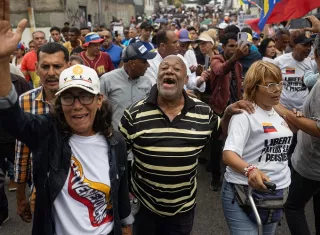 Personas se manifiestan para exigir la salida de la mandataria encargada de Venezuela, Delcy Rodríguez, pedir elecciones presidenciales y criticar la respuesta del Gobierno tras los dos terremotos de hace dos semanas. Foto. EFE