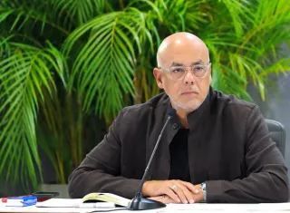El presidente de la Asamblea Nacional (AN) Jorge Rodríguez, presenta el informe sobre las víctimas del doble terremoto. Foto. EFE