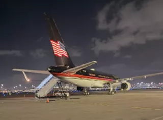 El primer avión en aterrizar en el renombrado aeropuerto fue el Trump Force One a las 05:01 horas (09:01 GMT) con uno de los hijos del presidente a bordo, Eric Trump. @erictrump