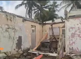 Además de los daños a las viviendas, el oleaje arrastró colchones, estufas, muebles y otros enseres. Los moradores también denunciaron que el mar afectó el cementerio, obligando a varias familias a trasladar los restos de sus seres queridos a un lugar seguro.