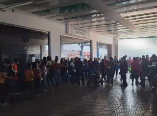 Funcionarios de la CSS suspendieron la atención al público y salieron a protestar por las altas temperaturas dentro de la agencia de Plaza Millenium, en Colón.