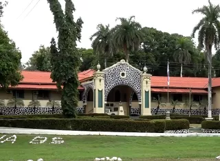 La medida cobra mayor importancia debido a que la totalidad de los estudiantes reside en internados dentro del plantel.