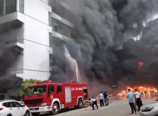 Los bomberos combatieron el incendio en una fábrica de calzados en  la provincia suroriental china de Fujian. Foto. EFE