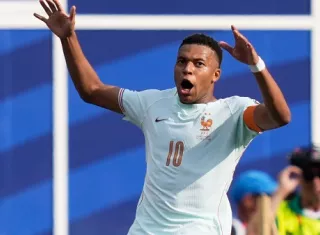 Kylian Mbappé celebra su gol anotado en el partido. 