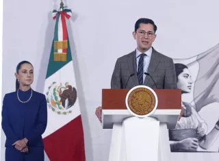 El canciller de México, Roberto Velasco, habla durante una rueda de prensa de la presidenta de México, Claudia Sheinbaum, anunció que el país va a presentar denuncias ante el Departamento de Justicia estadounidense tras la reciente muerte de un mexicano en un operativo migratorio en Texas. Foto. EFE 