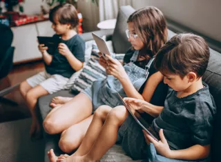 Estudio alerta que el exceso de pantallas afecta la concentración y conducta de niños en primaria. Foto: Pexels